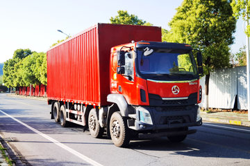 三龙龙江 270马力 8X2 8.2米排半厢式载货车(CZW5310XXYE6)