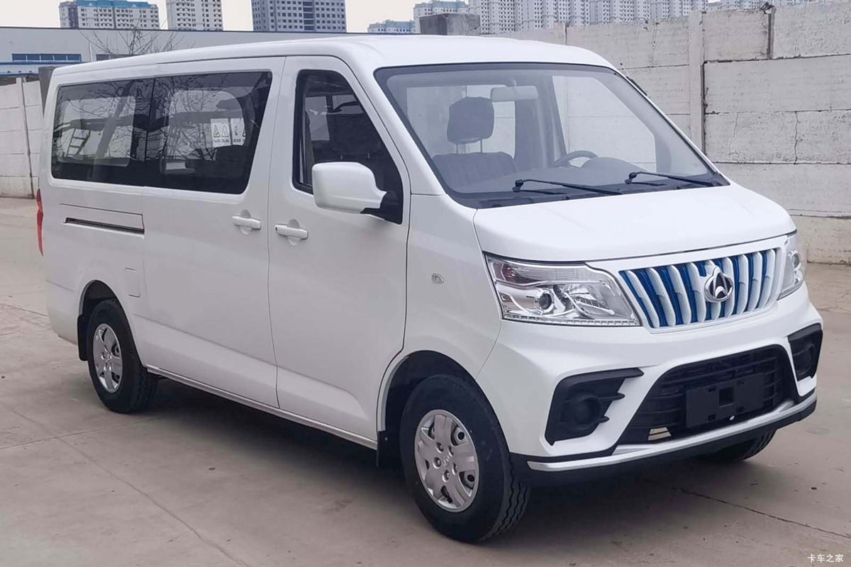 长安 睿行EM80Ⅱ 财富版 2.4T 6座 4.805米纯电动对开门多用途乘用车38.7kWh