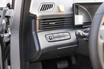菱势汽车 黄金卡 领创版 3.5T 3.51米单排插电式增程混合动力栏板微卡(GXA1031SHEV)13.26kWh内饰图片