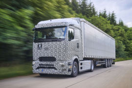 奔驰新Actros&nbsp;电动牵引车外观图片