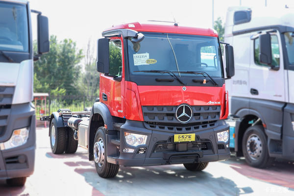 奔驰 Arocs 1833 4X2 消防车底盘(国六)