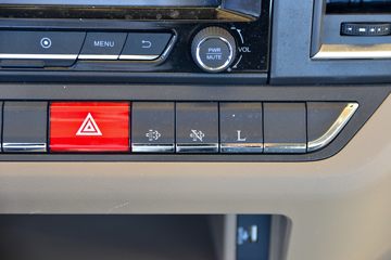 �����ؿ� ����L5000 ��ͨ�� 300���� 4X2 6.8��AMT�Զ��������ػ���(SX1189LA501F2)ͼƬ