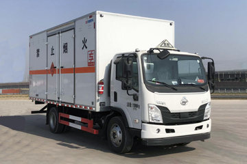 东风柳汽  乘龙L2 170马力 4X2 5.2米爆破器材运输车(专威牌)(HTW5120XQYLZ6)