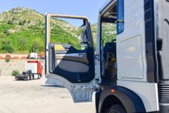 中国重汽 HOWO TX 350马力 6X4 易燃液体罐式运输车(专致牌)(YZZ5260GRYZ6) 中国重汽 HOWO TX 350马力 6X4 易燃液体罐式运输车(专致牌)(YZZ5260GRYZ6)