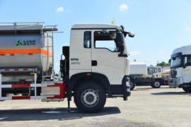 重汽豪沃(HOWO)底盘&nbsp;油罐车外观图片