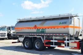 重汽豪沃(HOWO)底盘&nbsp;油罐车上装图片