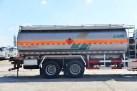 重汽豪沃(HOWO)底盘&nbsp;油罐车上装图片