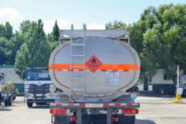 重汽豪沃(HOWO)底盘&nbsp;油罐车上装图片