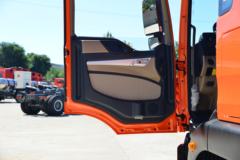 中国重汽 豪沃TX7 290马力 4X2 9.45米冷藏车