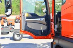 中国重汽 HOWO TX7 270马力 4X2 9.6米厢式载货车