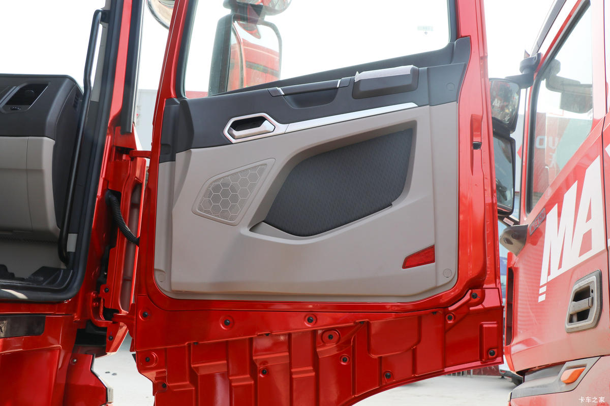 �й����� HOWO Max�ؿ� 530���� 6X4 LNGǣ����(Һ��)��ʻ��                                               