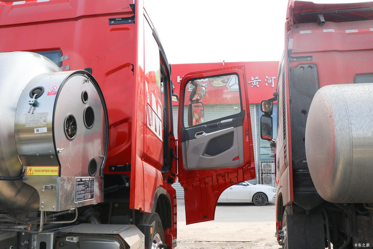 �й����� HOWO Max�ؿ� 530���� 6X4 LNGǣ����(Һ��)��ʻ��                                               