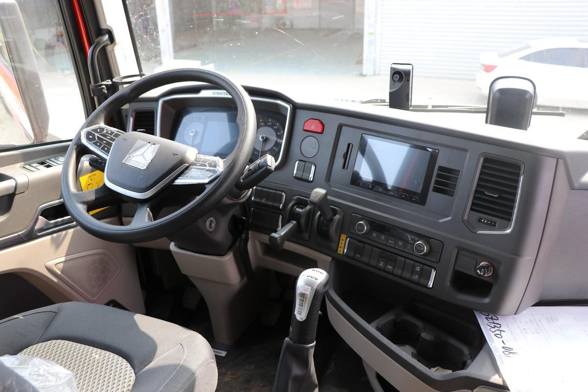 �й����� HOWO Max�ؿ� 530���� 6X4 LNGǣ����(Һ��)��ʻ��                                               