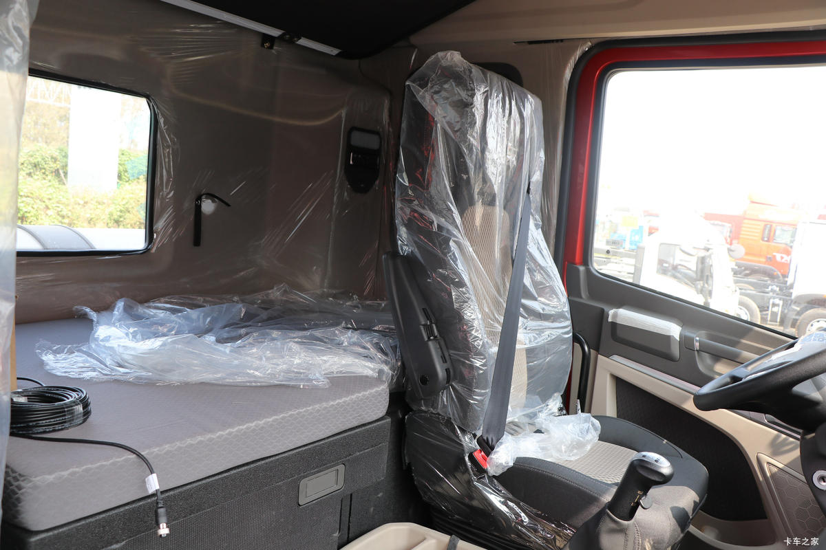 �й����� HOWO Max�ؿ� 530���� 6X4 LNGǣ����(Һ��)��ʻ��                                               