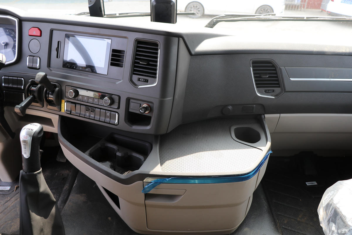 �й����� HOWO Max�ؿ� 530���� 6X4 LNGǣ����(Һ��)��ʻ��                                               