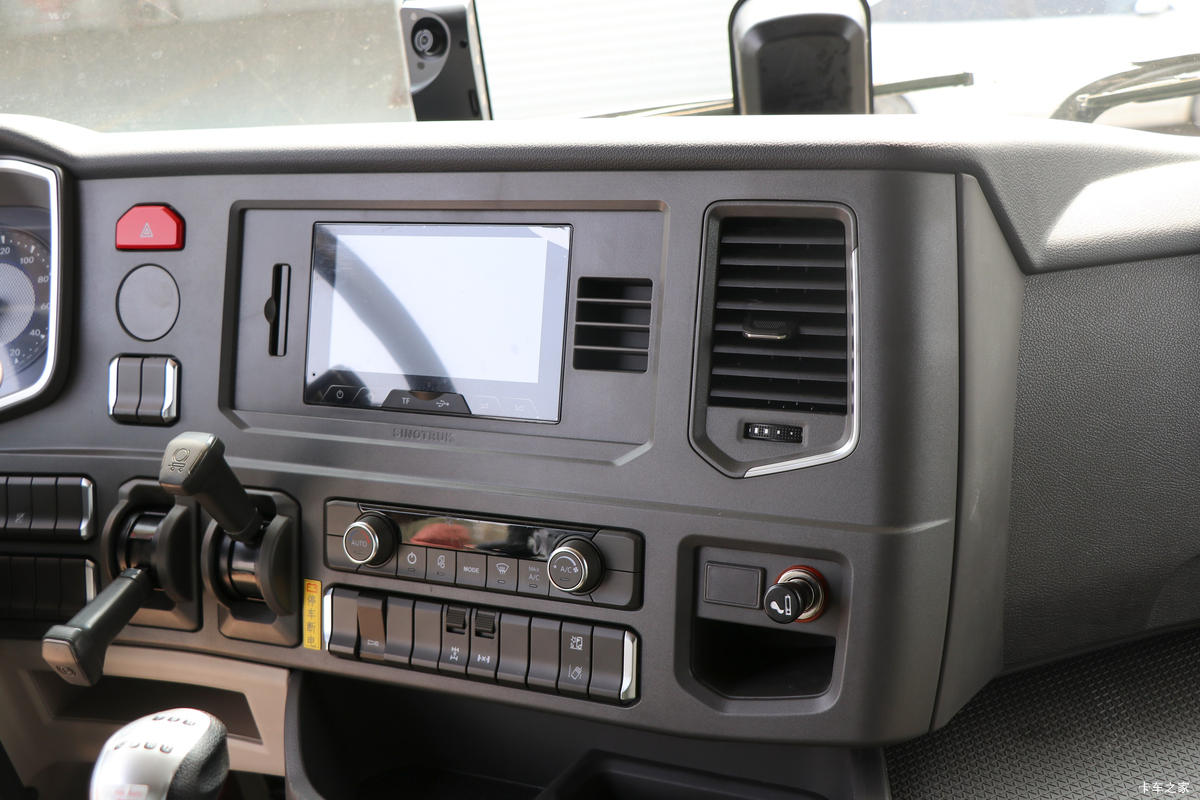�й����� HOWO Max�ؿ� 530���� 6X4 LNGǣ����(Һ��)��ʻ��                                               
