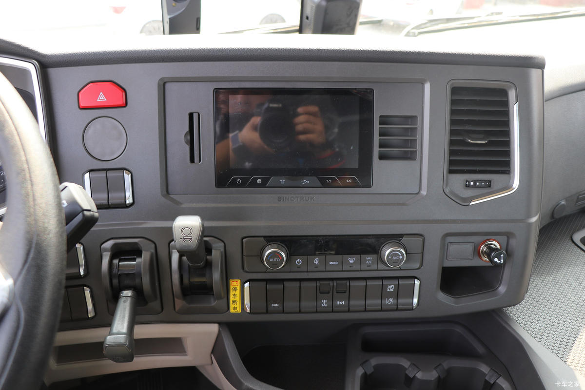 �й����� HOWO Max�ؿ� 530���� 6X4 LNGǣ����(Һ��)��ʻ��                                               