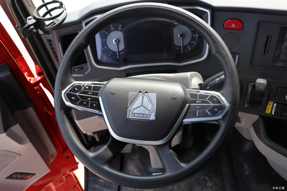 �й����� HOWO Max�ؿ� 530���� 6X4 LNGǣ����(Һ��)��ʻ��                                               