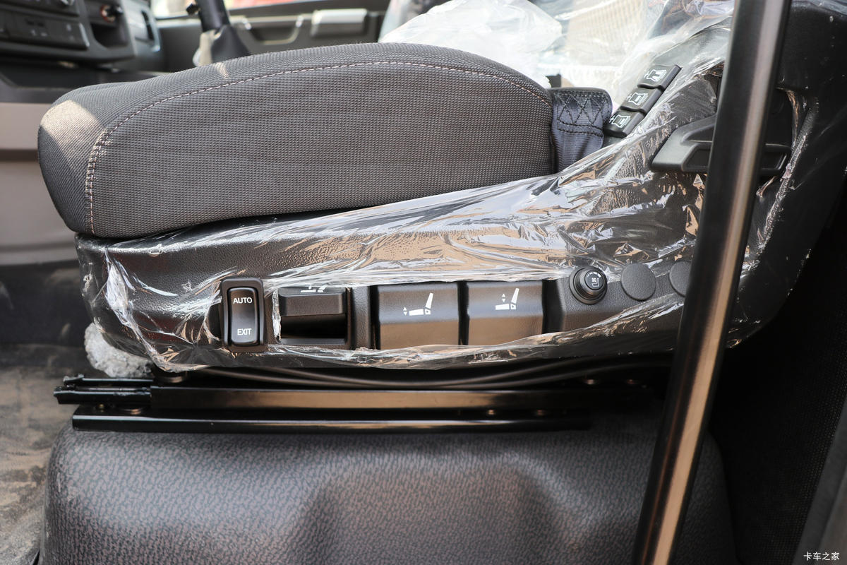 �й����� HOWO Max�ؿ� 530���� 6X4 LNGǣ����(Һ��)��ʻ��                                               