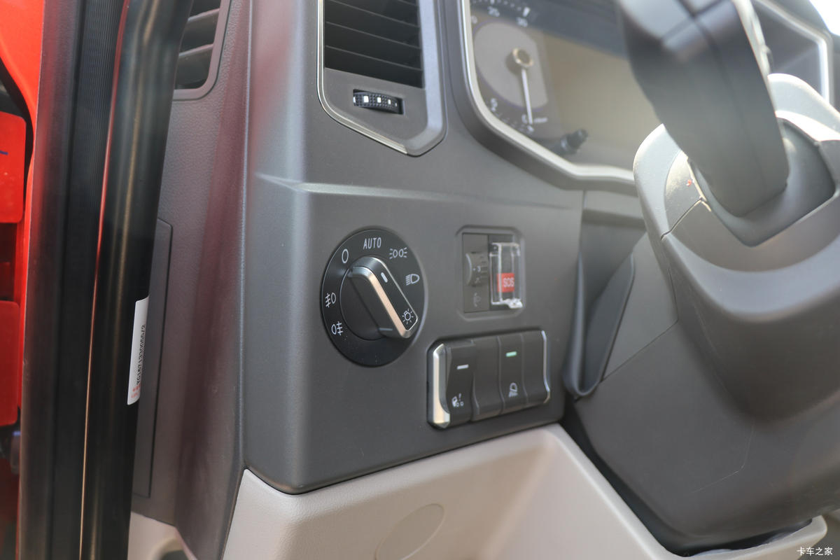 �й����� HOWO Max�ؿ� 530���� 6X4 LNGǣ����(Һ��)��ʻ��                                               