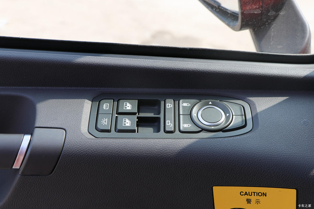 �й����� HOWO Max�ؿ� 530���� 6X4 LNGǣ����(Һ��)��ʻ��                                               