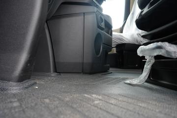 奔驰Actros(国产)&nbsp;牵引车驾驶室                                               图片