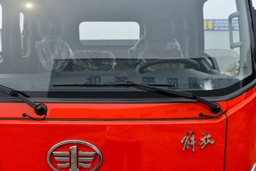 解放 虎VH 大王驾到 180马力 4.78米排半仓栅式轻卡(CA5120CCYP40K42L3E6A84)外观图片