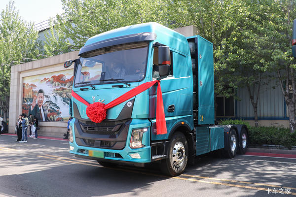 Q1 电动牵引车