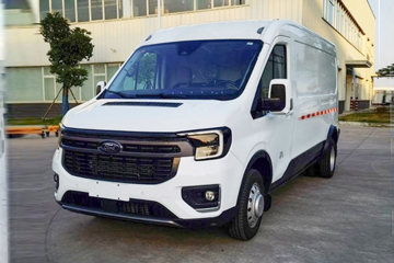 江铃汽车 全顺T8 货运版 174马力 2.3T柴油 3座 自动 长轴中顶后双胎封闭货车