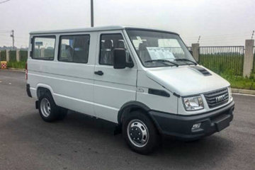 南京依维柯 新得意A35 2021款 122马力 2.5T柴油 5-9座 短轴低顶轻客(后单胎)