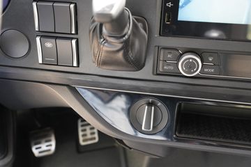 һ����� J6V�ؿ� 530���� 6X4 LNGǣ����(CA4250P66M25T1E6)ͼƬ