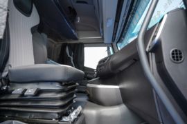 杰狮&nbsp;电动牵引车驾驶室图片