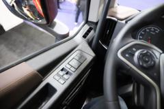 上汽红岩 杰狮H6 标载版 590马力 6X4 LNG自动档牵引车 上汽红岩 杰狮H6 标载版 590马力 6X4 LNG自动档牵引车