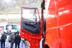 上汽红岩 杰狮H6 标载版 590马力 6X4 LNG自动档牵引车 上汽红岩 杰狮H6 标载版 590马力 6X4 LNG自动档牵引车