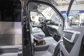 御风V9E&nbsp;电动封闭厢货驾驶室图片