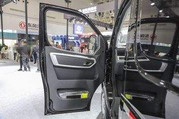 御风V9E&nbsp;电动封闭厢货驾驶室图片