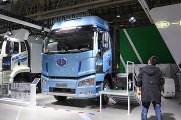 一汽解放 J6P重卡 6X4 换电式纯电动牵引车(CA4250P66T1BEV)281.91kWh