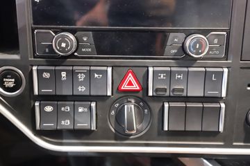 �ൺ��� ӥ; ͷ�Ȳ� 620���� 6X4 AMT�Զ���ǣ����(��Һ��)(CA4257P35K18T1E6A80)ͼƬ