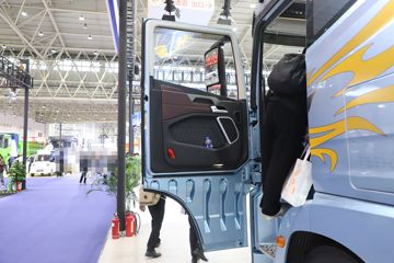 �ൺ��� ӥ; ͷ�Ȳ� 620���� 6X4 AMT�Զ���ǣ����(��Һ��)(CA4257P35K18T1E6A80)ͼƬ