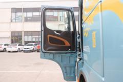 陕汽康明斯 龙骧 旗舰版 530马力 6X4 LNG自动档牵引车(国六)(SX4259XE4TLQ3)
