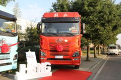 青岛解放 JH6 领航版2.0 530马力 6X4 LNG牵引车(一汽解放12档)(CA4250P25K8T1NE6A80)