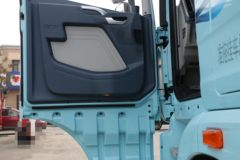 青岛解放 JH6重卡 领航版 560马力 6X4 LNG自动档牵引车(CA4258P25K15T1NE6A81)