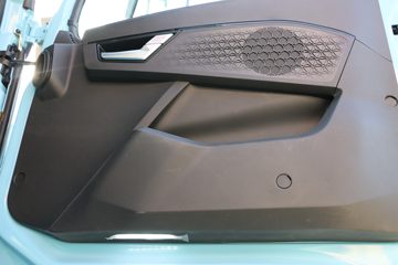 �й����� HOWO TH7�ؿ� 560���� 6X4 LNG�Զ���ǣ����(Һ��)(ZZ4257V384HF1LB)ͼƬ