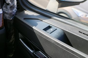 �й����� HOWO TH7�ؿ� 560���� 6X4 LNG�Զ���ǣ����(Һ��)(ZZ4257V384HF1LB)ͼƬ