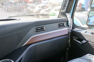 �й����� HOWO TH7�ؿ� 560���� 6X4 LNG�Զ���ǣ����(Һ��)(ZZ4257V384HF1LB)ͼƬ