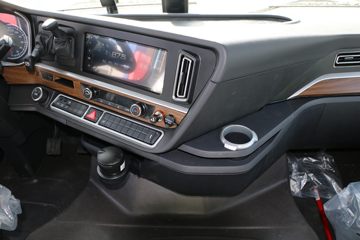 �й����� HOWO TH7�ؿ� 560���� 6X4 LNG�Զ���ǣ����(Һ��)(ZZ4257V384HF1LB)ͼƬ