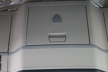 �й����� HOWO TH7�ؿ� 560���� 6X4 LNG�Զ���ǣ����(Һ��)(ZZ4257V384HF1LB)ͼƬ