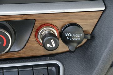 �й����� HOWO TH7�ؿ� 560���� 6X4 LNG�Զ���ǣ����(Һ��)(ZZ4257V384HF1LB)ͼƬ