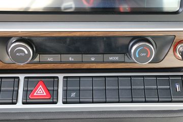 �й����� HOWO TH7�ؿ� 560���� 6X4 LNG�Զ���ǣ����(Һ��)(ZZ4257V384HF1LB)ͼƬ