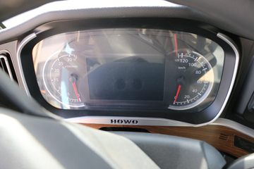 �й����� HOWO TH7�ؿ� 560���� 6X4 LNG�Զ���ǣ����(Һ��)(ZZ4257V384HF1LB)ͼƬ